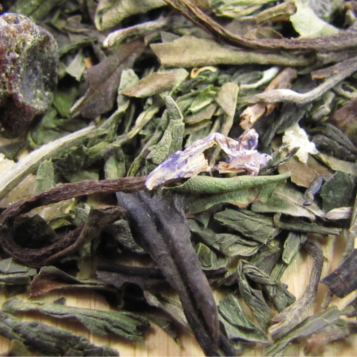 close up of Empress Delight Green/White Tea
